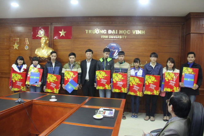Anh Lê Quốc Phong trao quà cho 10 sinh viên khó khăn của Trường ĐH Vinh - Ảnh: Phong Thiều