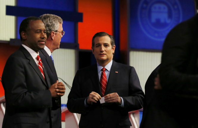 Các ứng cử viên Cộng hòa tham gia cuộc tranh luận ở Iowa - Ảnh: Reuters