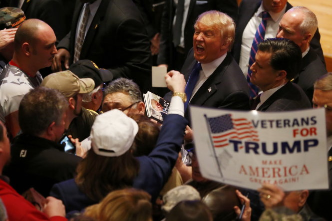 Tỷ phú Donald Trump tiếp xúc với cử tri tại sự kiện do ông tổ chức cùng thời điểm cuộc tranh luận - Ảnh: Reuters