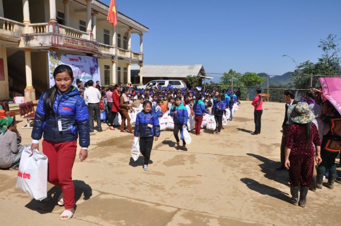 Học sinh vỡ òa trong ngày nhận quà xuân