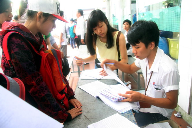 Thí sinh nộp hồ sơ đăng ký xét tuyển năm 2015 tại Trường ĐH Công nghiệp TP.HCM. Ảnh: Trần Huỳnh