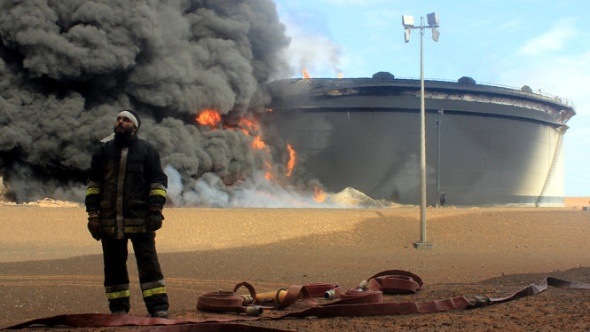Một kho dầu ở Libya bốc cháy ngùn ngụt sau khi bị phiến quân IS tấn công - Ảnh: AFP
