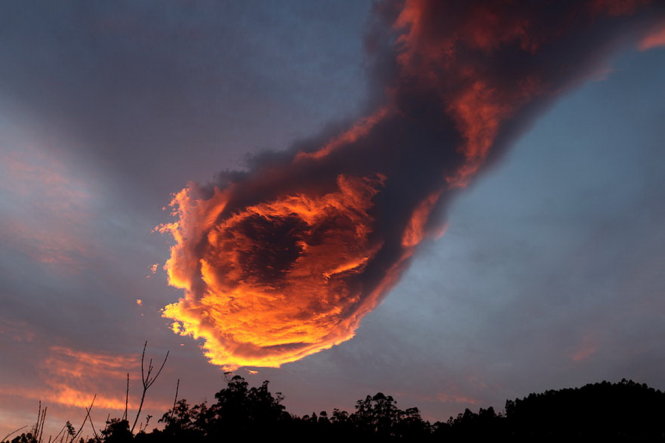 Mây lửa - Hãy chiêm ngưỡng bức tranh đặc biệt này với mây lửa đầy mê hoặc. Từng đốm lửa rực lên giữa bầu trời tạo nên một sản phẩm thiên nhiên kỳ diệu.