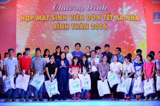 Các bạn sinh viên đón tết xa nhà nhận quà và tiền lì xì trong chương trình họp mặt chiều 29-1 - Ảnh: Quang Định