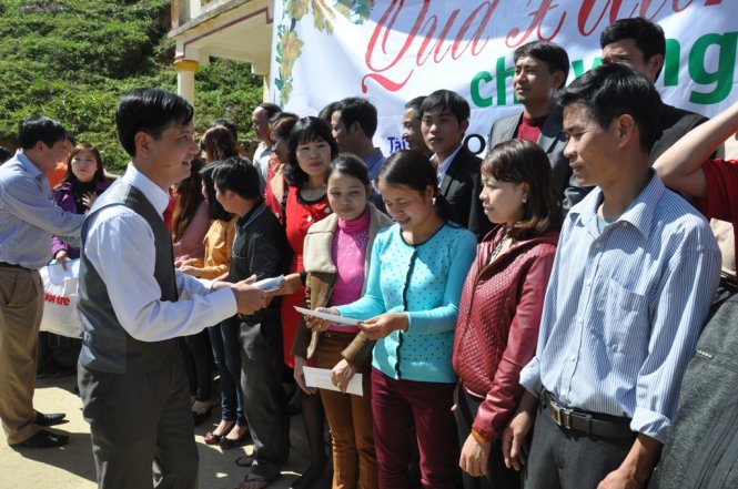 Thầy Nguyễn Hồng Hoa, trưởng phòng giào dục huyện Kỳ Sơn đang trao quà cho giáo viên trường Na Ngoi 2