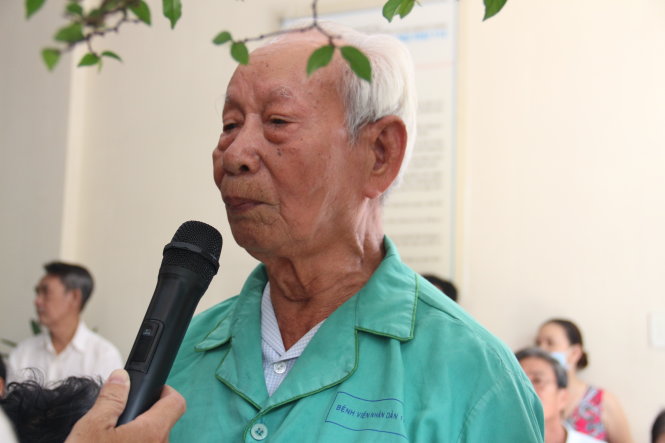 Cụ Vũ Quốc Ái (94 tuổi, ngụ Long An), đang điều trị tại khoa Tim mạch tổng quát, chia sẻ cảm xúc khi nhận phần quà bạn đọc báo Tuổi Trẻ gửi tặng - Ảnh: M.Phượng