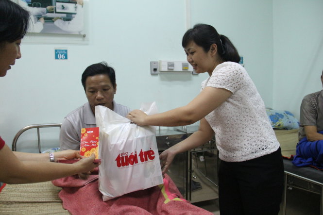 Bà Nguyễn Thị Hương - ủy viên Ban Biên tập báo Tuổi Trẻ trao quà đến bệnh nhân nghèo bệnh viện Nhân dân 115 - Ảnh: M.Phượng