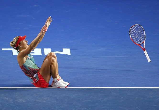 Kerber gục xuống sân ăn mừng chiến thắng sau cú đánh hỏng của Serena. Ảnh: Reuters