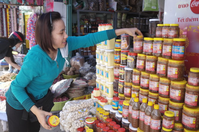 Đặc sản miền Trung được bán ở chợ Bà Hoa, quận Tân Bình, TP.HCM dịp tết - Ảnh: Hoài Linh