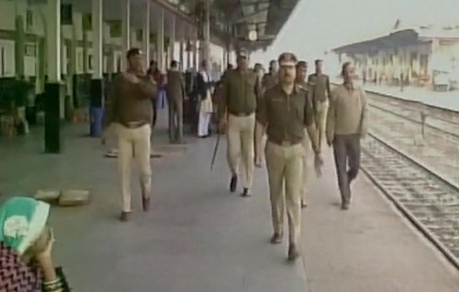 Cảnh sát Ấn Độ tại nhà ga sau khi phát hiện bom trên 1 đoàn tàu đi Mumbai - Ảnh: ANI