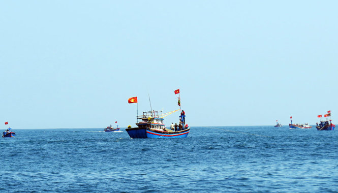 Các tàu cá của ngư dân đang đánh bắt trên biển
