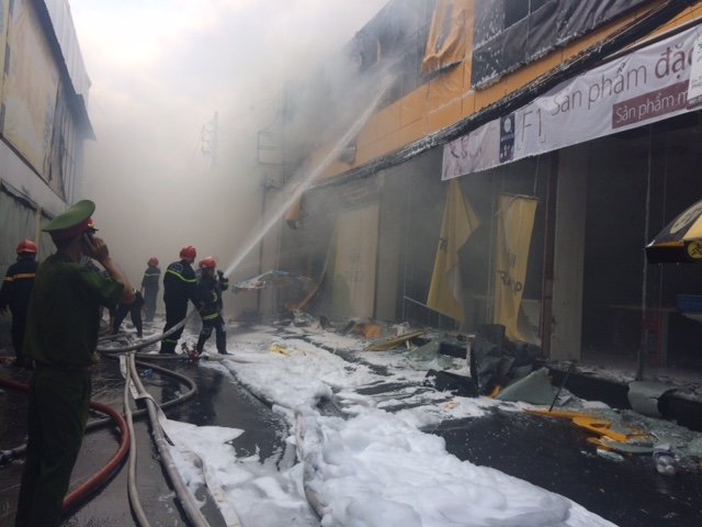12g15, đơn vị chữa cháy vẫn đang nỗ lực dập lửa - Ảnh: Hoàng Lộc