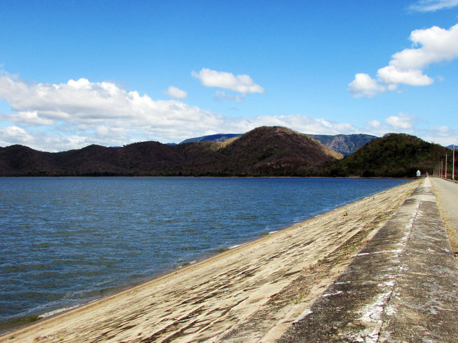Con đập hồ Cà Giây, cao 25,4m và dài 970,5m.