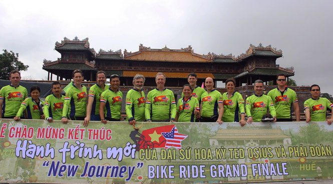 Đại sứ Hoa Kỳ và những người bạn đồng hành trong chuyến đạp xe “Việt Nam -  Hoa Kỳ: Hành trình mới” - Ảnh: Nguyên Linh