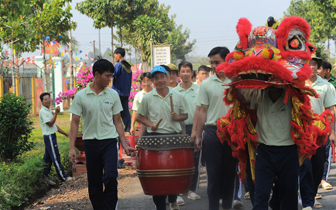 Học viên cai nghiện đội số 2 tập múa lân biểu diễn trong dịp tết - Ảnh: Tự Trung