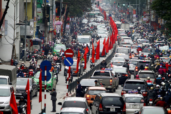 Hình ảnh tắc đường kinh hoàng tại nút giao Tây Sơn- Nguyễn Lương Bằng
