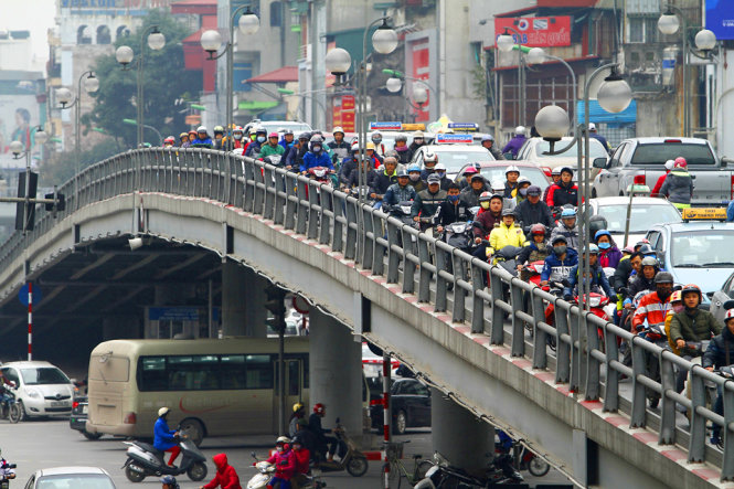 Tình trạng ùn tắc cũng xảy ra trên cầu vượt cạn nút giao thông Thái Hà- Chùa Bộc