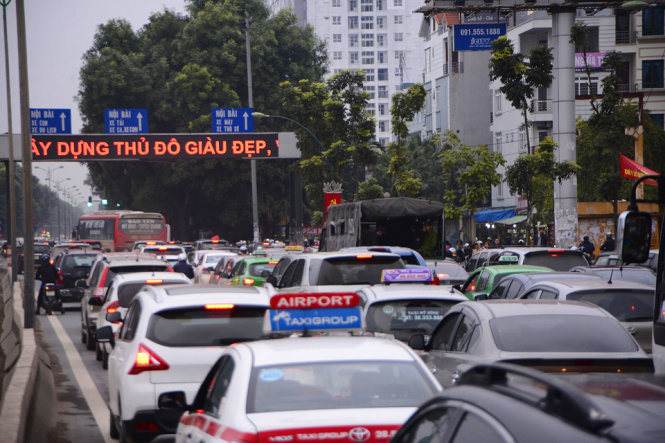 Tuyến đường Phạm Văn Đồng tình trạng tắc đường xảy ra cả ngày
