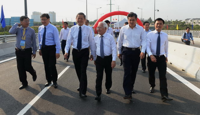 Nguyên chủ tịch UBND TP.HCM Lê Hoàng Quân cùng các đại biểu tham quan cầu Rạch Chiếc trong ngày khánh thành - Ảnh: Hữu Khoa