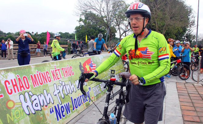 Lúc 15g ngày 30-1, đại sứ Hoa Kỳ kết thúc hành trình đạp xe từ Hà Nội vào Huế với tên gọi “Việt Nam -  Hoa Kỳ: Hành trình mới” - Ảnh: Nguyên Linh