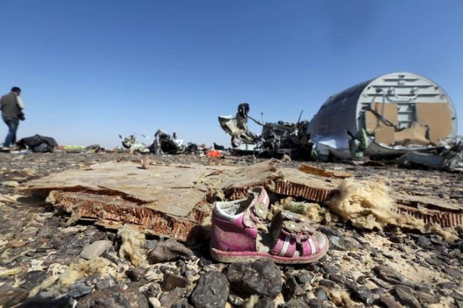 Một chiếc giày trẻ em nằm trong đống tàn tích sau vụ tai nạn của máy bay Nga tại vùng Hassana, thành phố Arish, bắc Ai Cập - Ảnh: Reuters