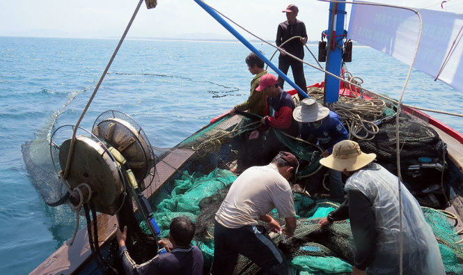 Ngư dân kéo lưới trên biển