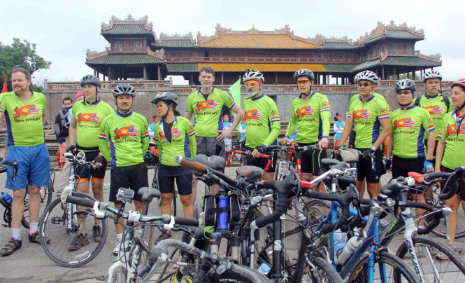 Những người bạn đồng hành với đại sứ Hoa Kỳ trong chuyến hành trình đạp xe “Việt Nam -  Hoa Kỳ: Hành trình mới” - Ảnh: Nguyên Linh