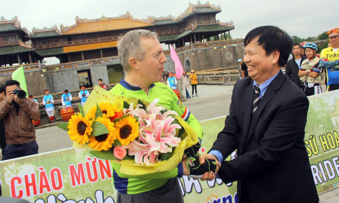Ông Nguyễn Dung, phó chủ tịch UBND tỉnh Thừa Thiên-Huế tặng hoa chúc mừng ngài đại sứ - Ảnh: Nguyên Linh