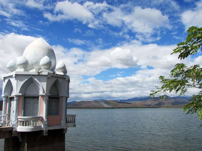 Tháp điều tiết nước hồ Cà Giây mang phong cách kiến trúc Chăm