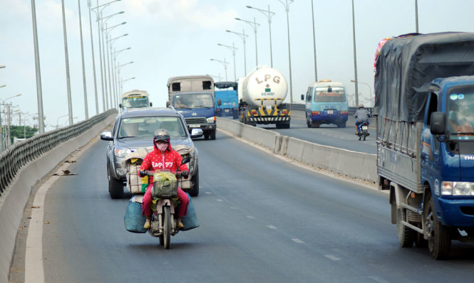 Xe máy chạy trên cầu vượt Đồng Nai vào trưa 30-1