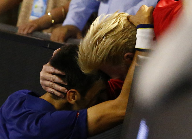 Djokovic (trái) ôm HLV Becker sau khi giành chiến thắng trong trận chung kết. Ảnh: Reuters