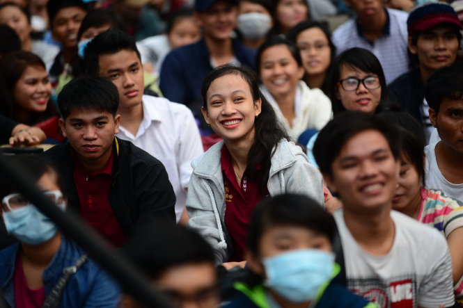 Nụ cười thật tươi của một nữ sinh viên trước giờ bước lên “Chuyến xe mùa xuân - tết sum vầy” về quê đón tết cùng gia đình - Ảnh: Quang Định
