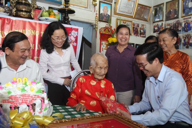 Ông Võ Văn Thưởng thăm mẹ Việt Nam anh hùng Nguyễn Thị Ghi - Ảnh: A.N.
