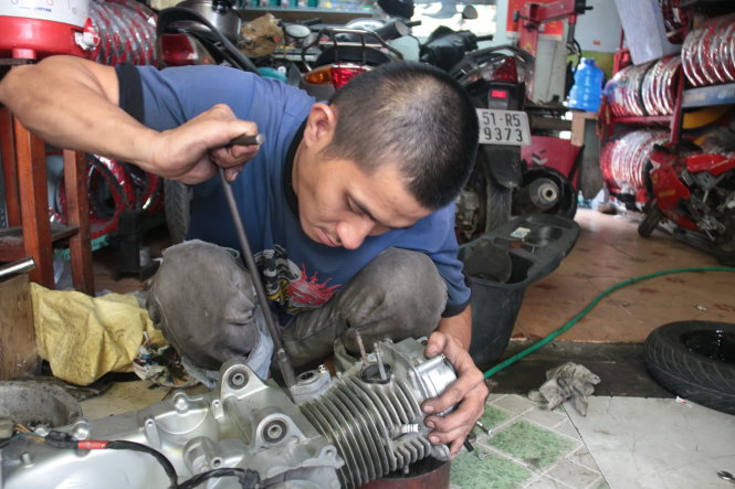 Xe bị chết máy phải đưa vào sửa tại một điểm sửa xe trên đường Thống Nhất, quận Gò Vấp, TP.HCM - Ảnh: Tiến Long