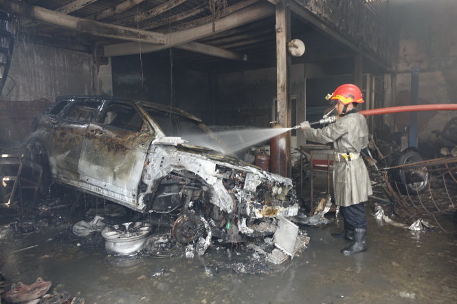 Một chiếc xe bị hư hại gần như hoàn toàn trong vụ cháy ngày 30-1 - Ảnh: Như Hùng