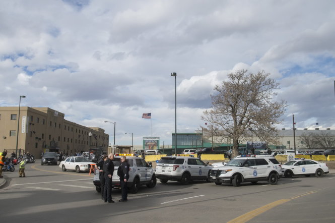 Cảnh sát Denver phong tỏa hiện trường sau vụ xả súng - Ảnh: Reuters