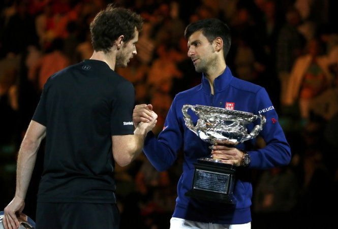Djokovic (phải) bắt tay Murray khi nhận Cúp vô địch. Ảnh: Reuters