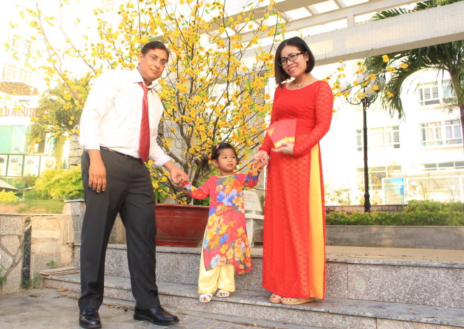 Anh Homer CJ Samaroo cùng vợ người Việt và con gái chụp ảnh đón tết sớm tại TP.HCM - Ảnh: Diệu Nguyễn