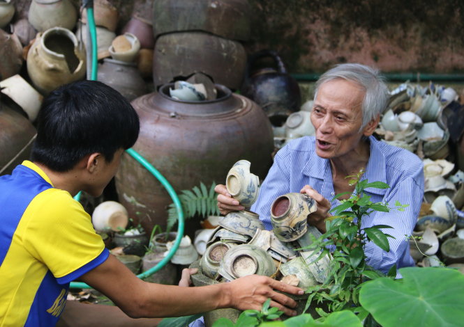 Nhà nghiên cứu Hồ Tấn Phan và lô đồ Chu Đậu đang để ở sân vườn - Ảnh: Thái Lộc