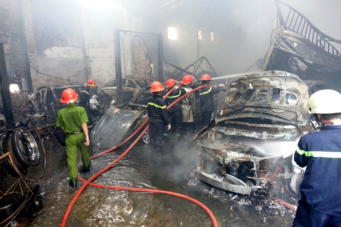 Lực lượng PCCC khống chế đám cháy tại garage Thần Châu  - Ảnh: Như Hùng