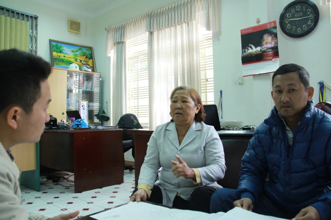 Bà Trương Thị Hạ trao đổi về câu chuyện của gia đình mình   - Ảnh Hữu Khá