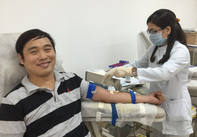 Bác sĩ nha khoa Lê Tấn Thông  lần đầu tiên tham gia hiến máu ủng hộ bệnh nhi ung thư mùa tết vào sáng 30-1-2016.