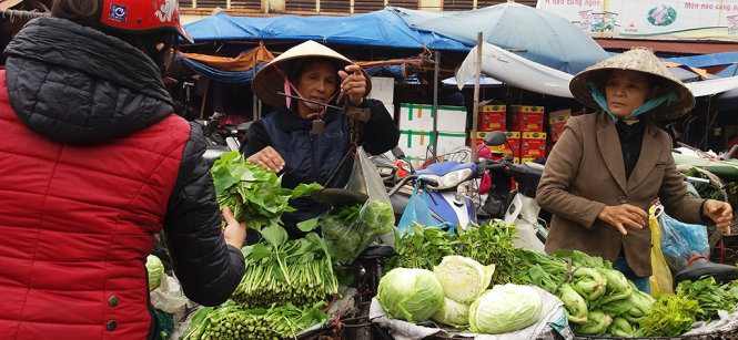 Vì mưa lạnh nên rau xanh tăng giá vù vù từ 50-  200% so với mấy ngày trước