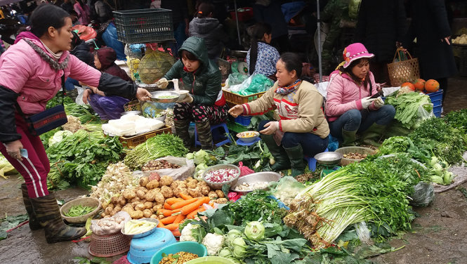 Vì mưa lạnh nên rau xanh tăng giá vù vù từ 50-  200% so với mấy ngày trước