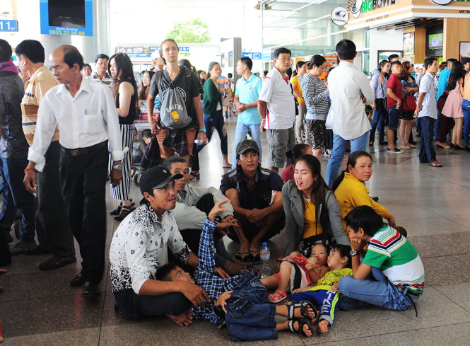 Một gia đình ở Bến Tre đi đón người thân ở Đài Loan về trong thời gian chờ đợi ở giữa sảnh - Ảnh: Tự Trung