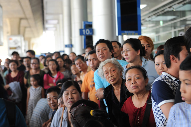 Người dân đi đón thân nhân về quê ăn tết ngóng chờ bên ngoài sảnh ga đến - Ảnh: Tự Trung