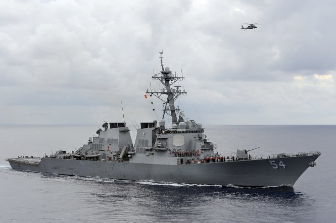 Tàu khu trục có trang bị tên lửa USS Curtis Wilbur của Mỹ với sự hỗ trợ của trực thăng - Ảnh: Reuters