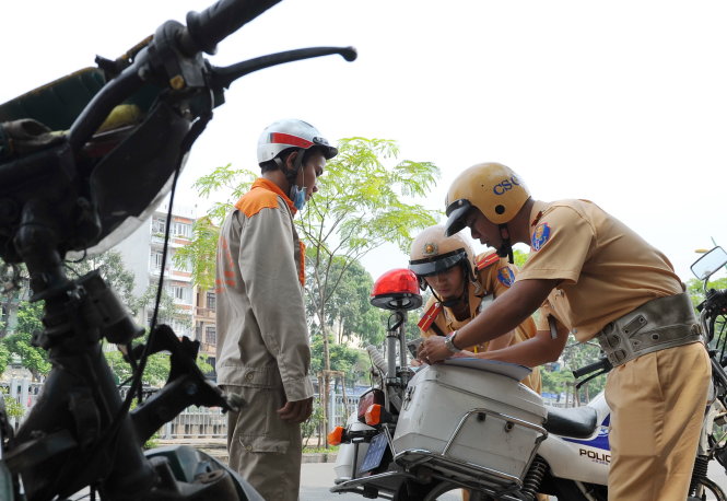 Đội cảnh sát giao thông Q.3, TP.HCM xử phạt người điều khiển xe máy không đảm bảo an toàn giao thông trên đường Hoàng Sa, Q.3  
 - Ảnh: Tự Trung