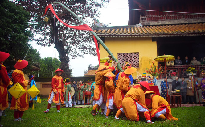 Cây nêu bắt đầu được dựng lên - Ảnh: Tuấn Anh - Quốc Nhật