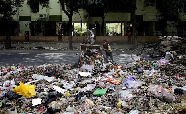 Đường phố thủ đô New Delhi ngâp rác - Ảnh: NDTV